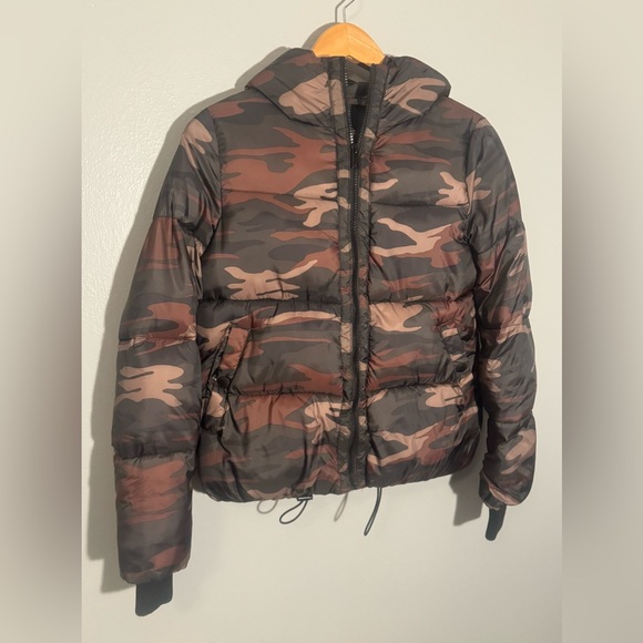 American Eagle Outfitters Camo Puffer Hooded Jacket | XS Womens - Picture 2 of 4